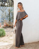 Eleganter Jumpsuit mit schulterfreiem Schnitt und freier Schulterpartie